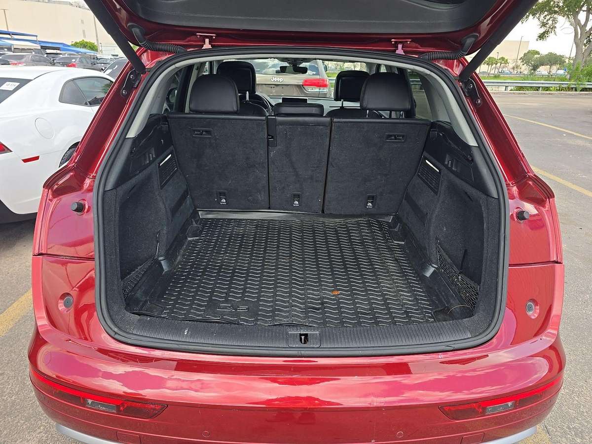 Audi Q5, 2.0 l., off-road / crossover