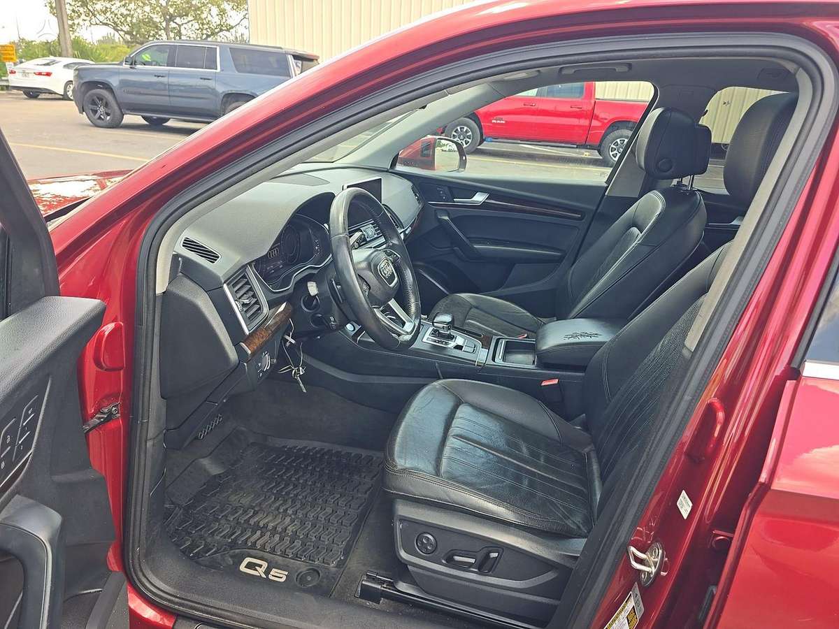 Audi Q5, 2.0 l., off-road / crossover
