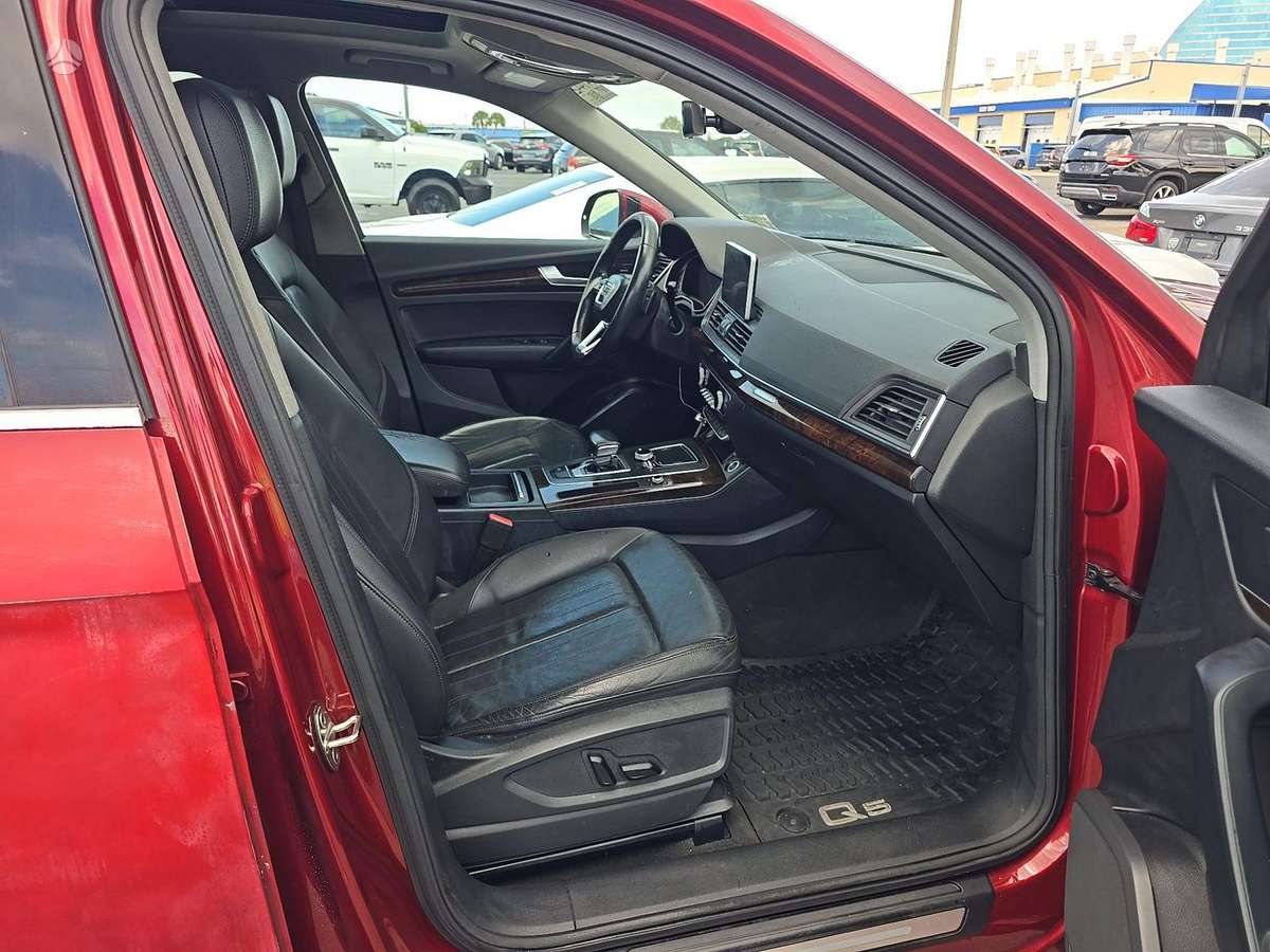 Audi Q5, 2.0 l., off-road / crossover