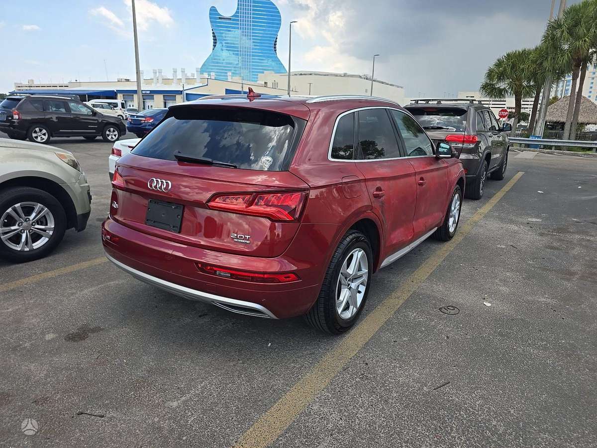 Audi Q5, 2.0 l., off-road / crossover
