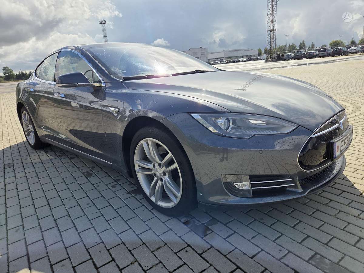 Tesla Model S, sedanas