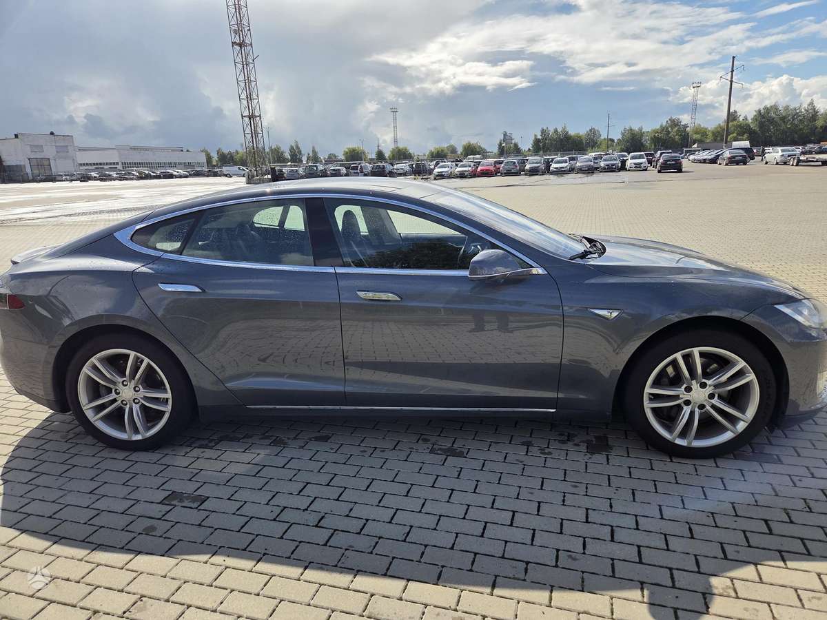Tesla Model S, Седан