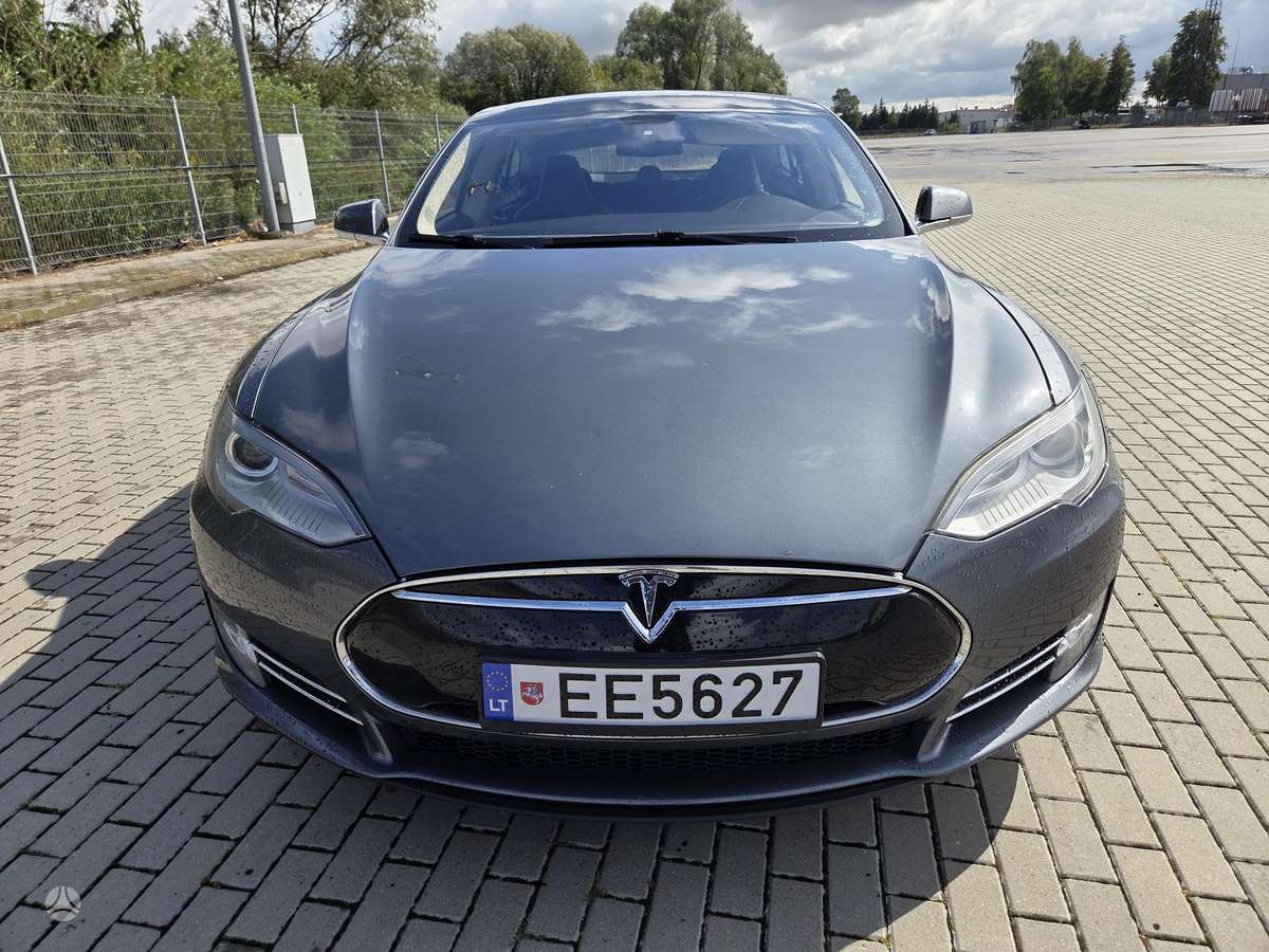 Tesla Model S, sedanas