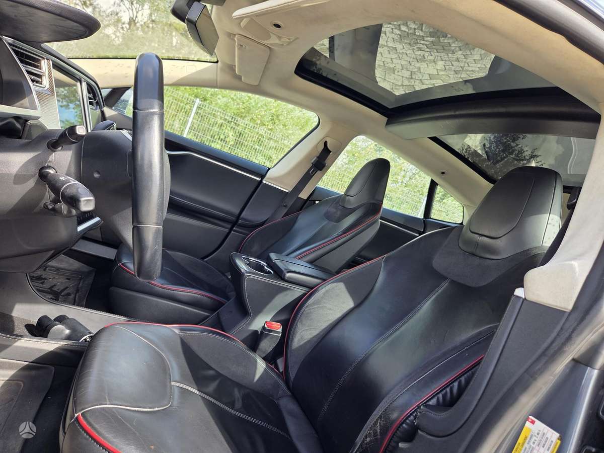 Tesla Model S, sedanas