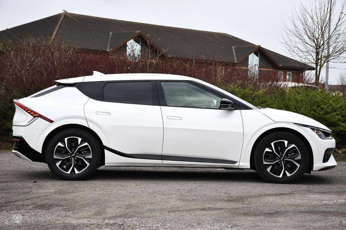 Kia EV6 4x4 baltas perlas
