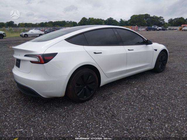 Tesla Model 3, Седан