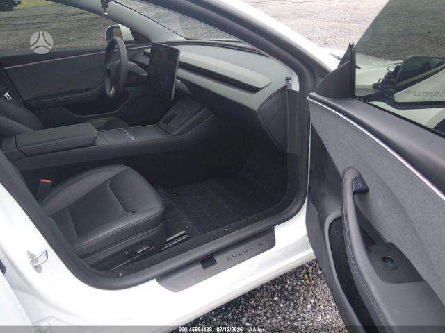 Tesla Model 3, Седан