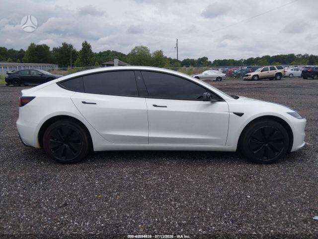 Tesla Model 3, Седан