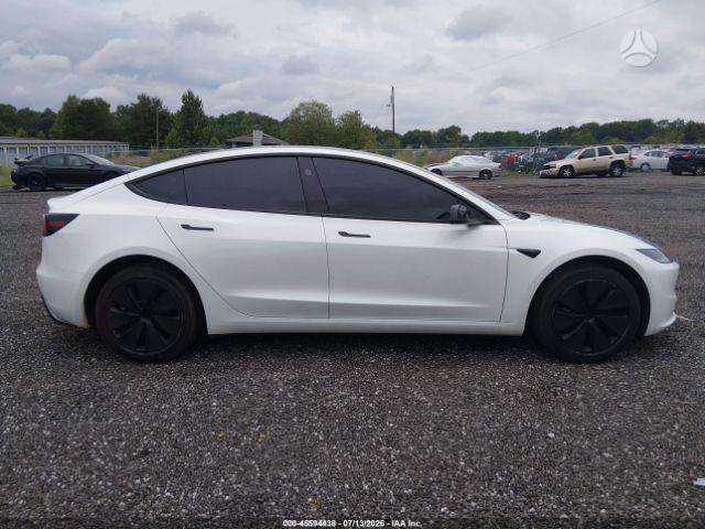 Tesla Model 3, sedanas