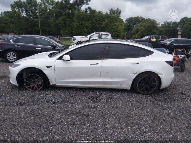 Tesla Model 3, sedanas