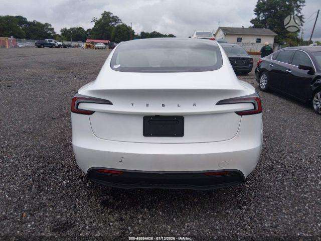 Tesla Model 3, Седан