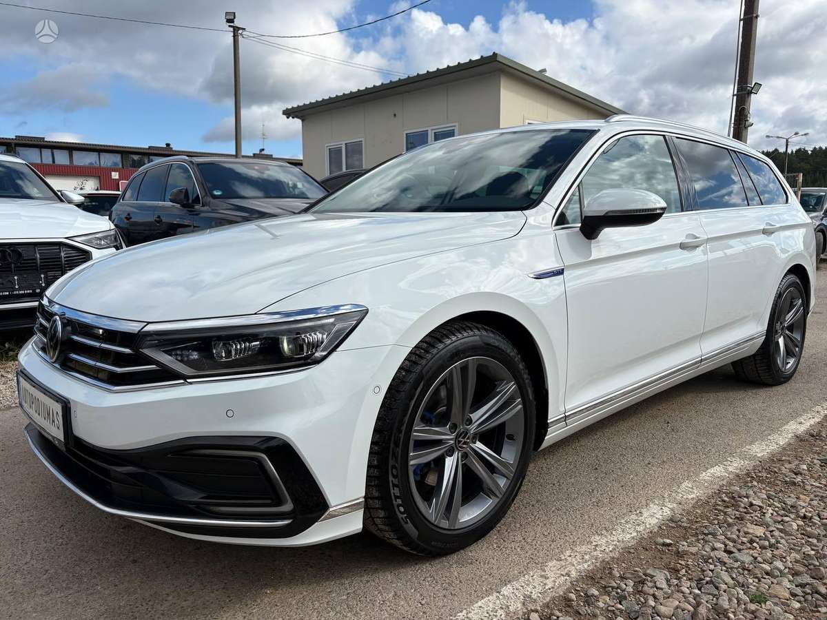 Volkswagen Passat - 1