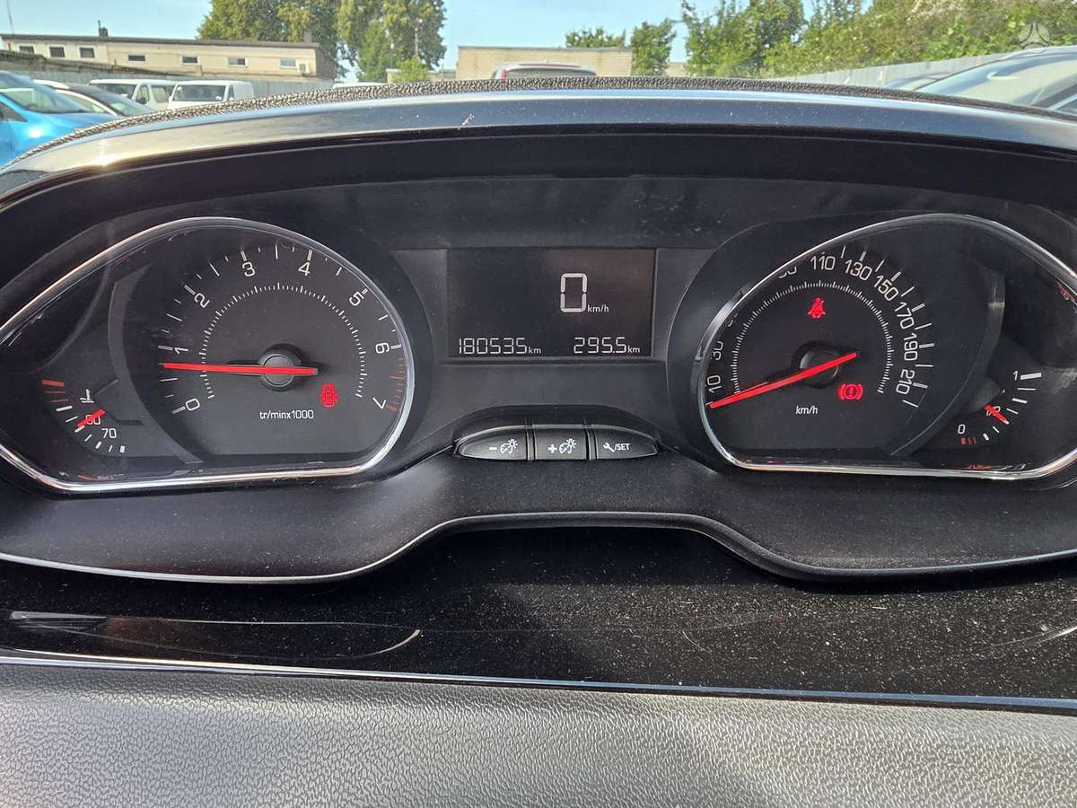 Peugeot 208, 1.2 l., hatchback
