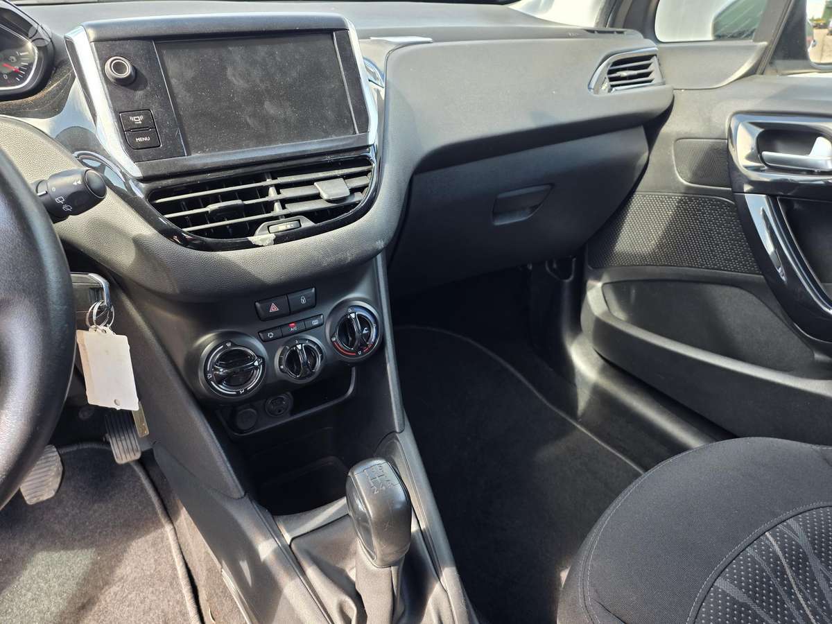 Peugeot 208 - 11