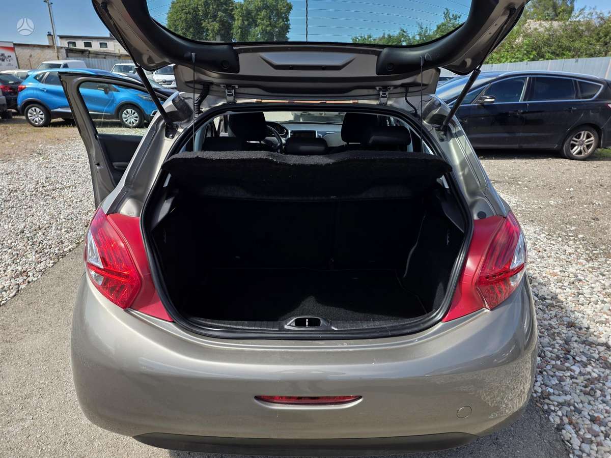 Peugeot 208, 1.2 l., hatchback