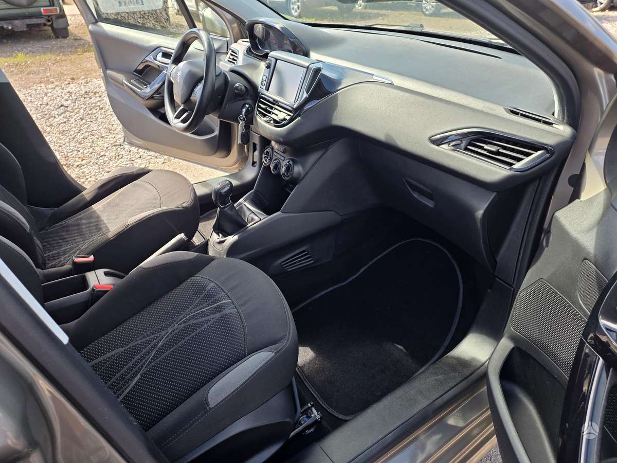 Peugeot 208, 1.2 l., hatchback
