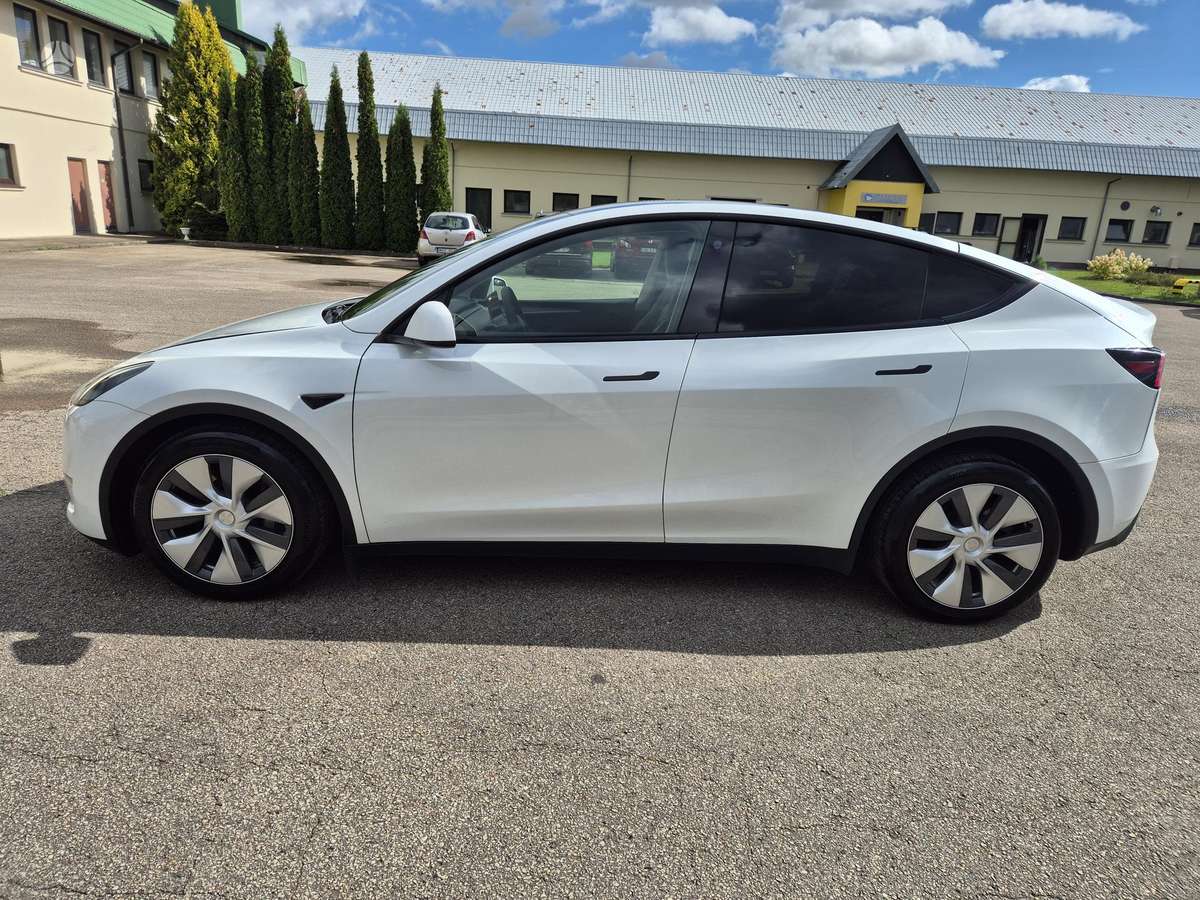 Tesla Model Y - 2