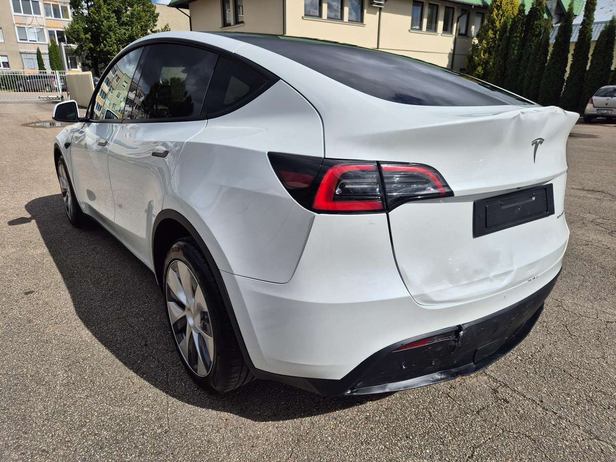 Tesla Model Y - 3