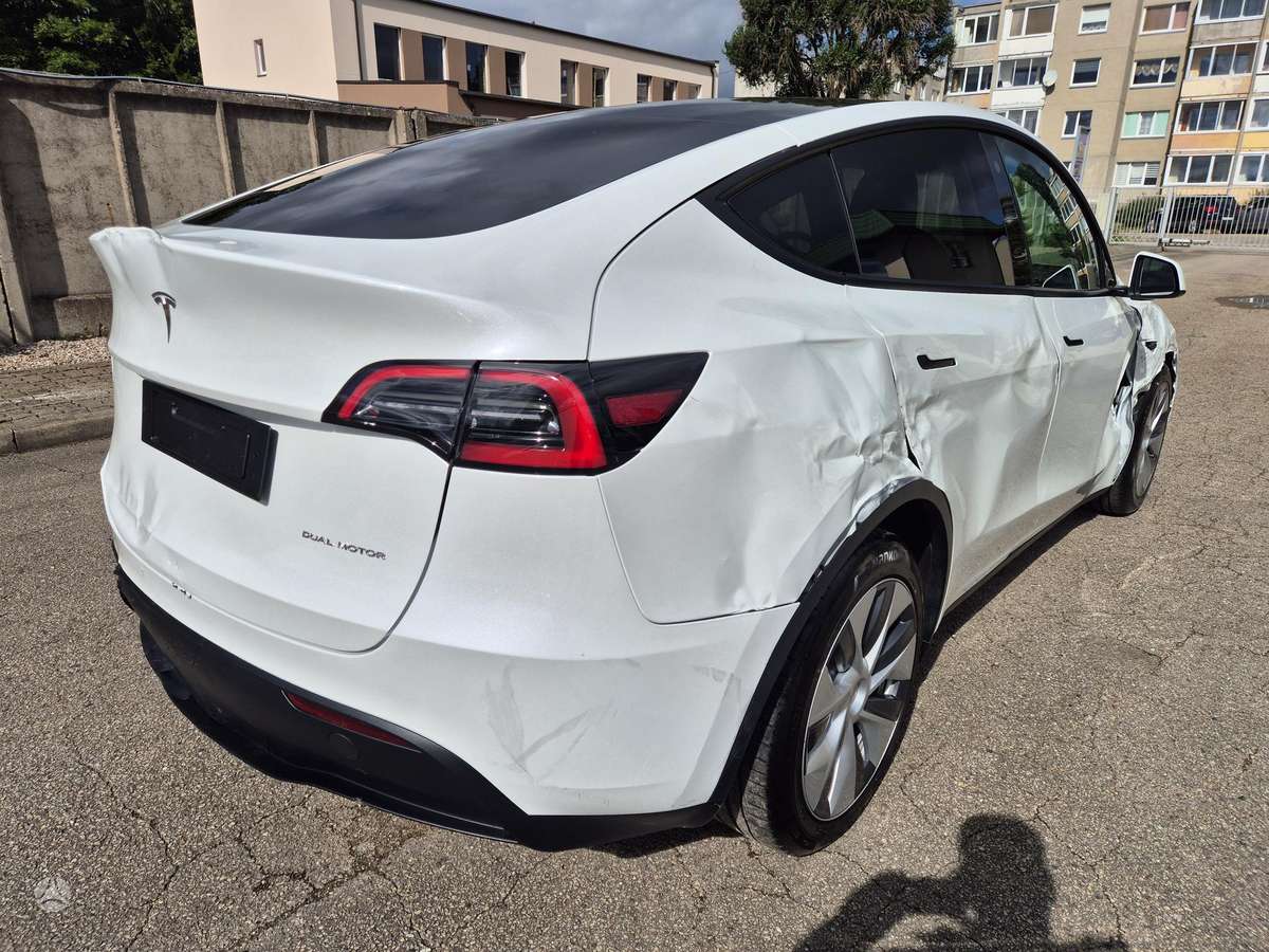 Tesla Model Y - 4