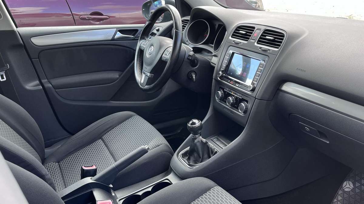 Volkswagen Golf - 6