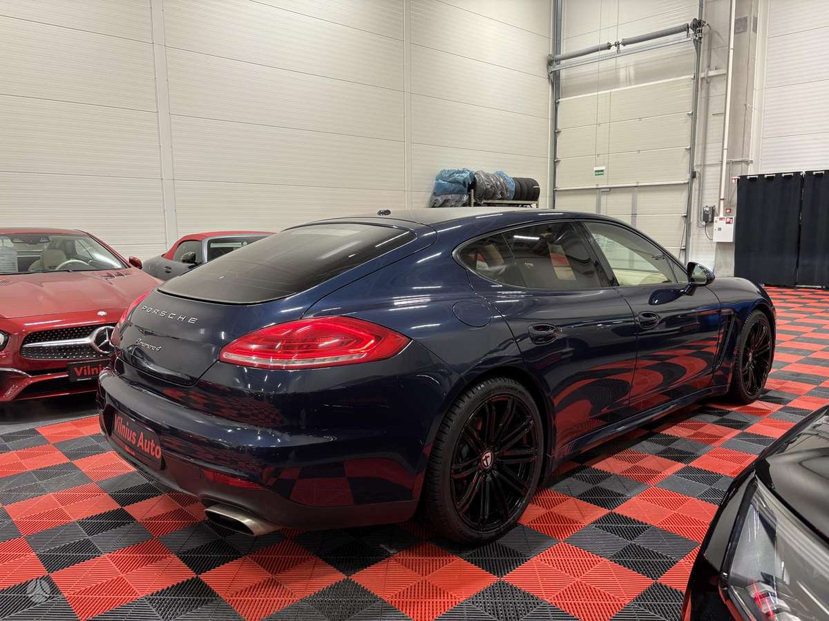 Porsche Panamera - 4