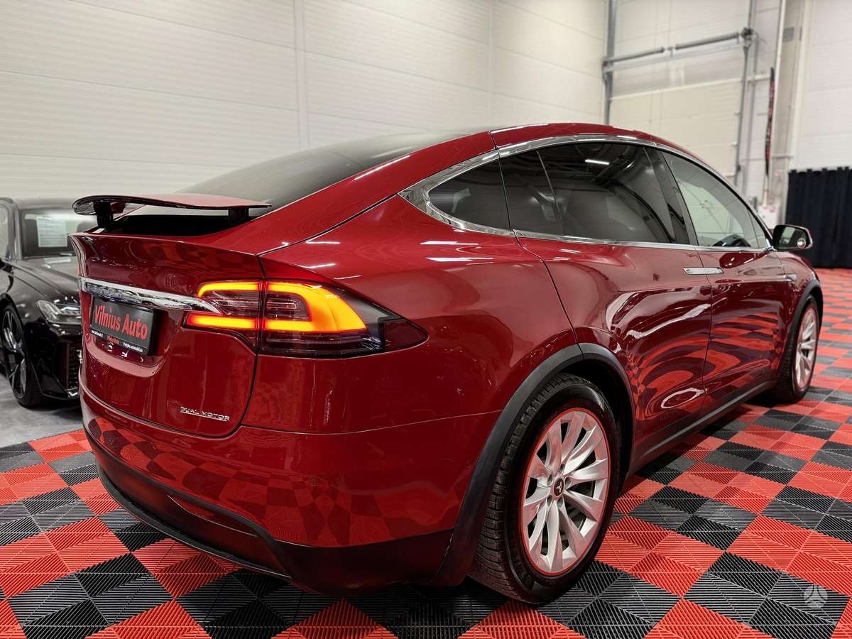 Tesla Model X - 4