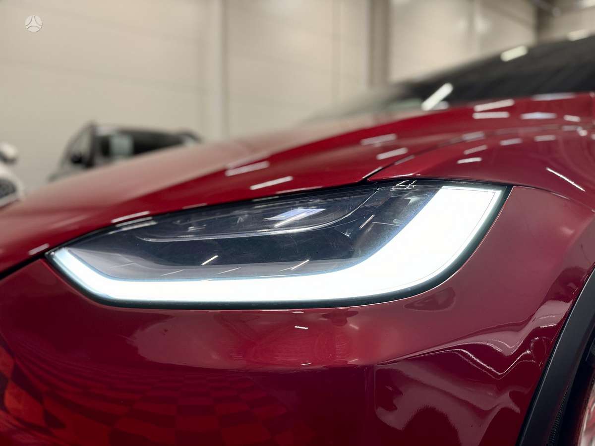Tesla Model X - 8
