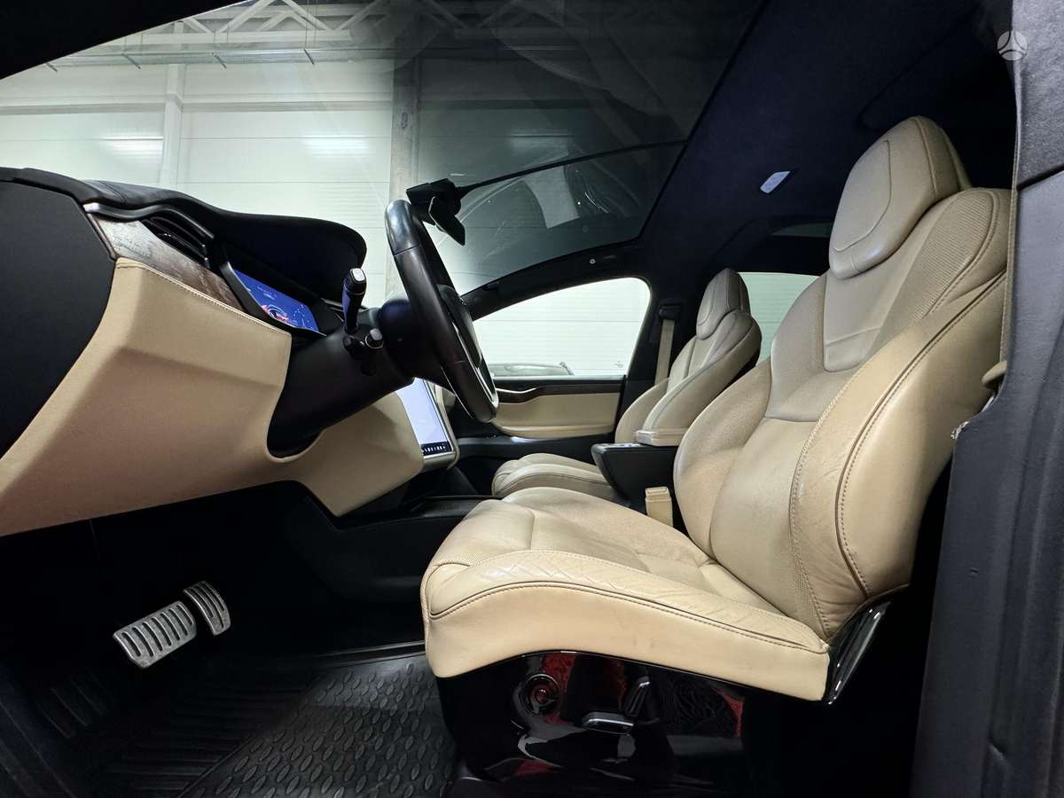 Tesla Model X - 10