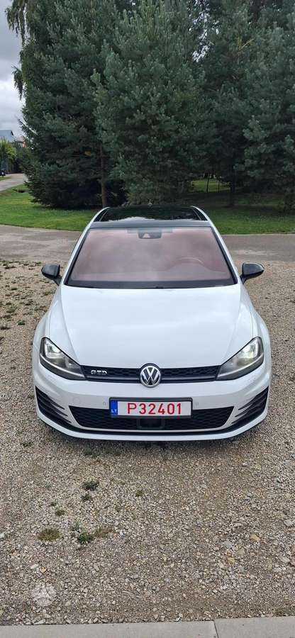 Volkswagen Golf - 1