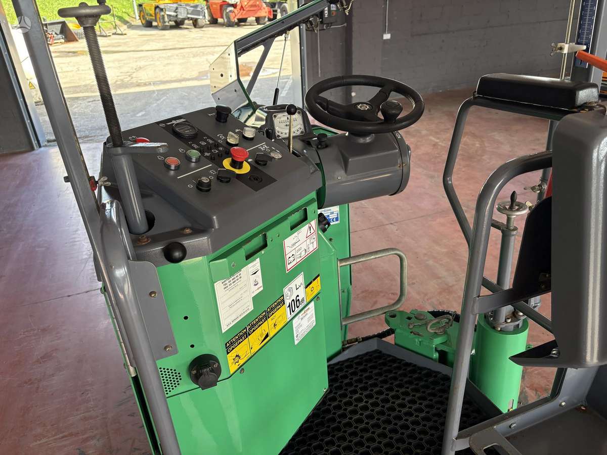 Wirtgen W35, paving machinery