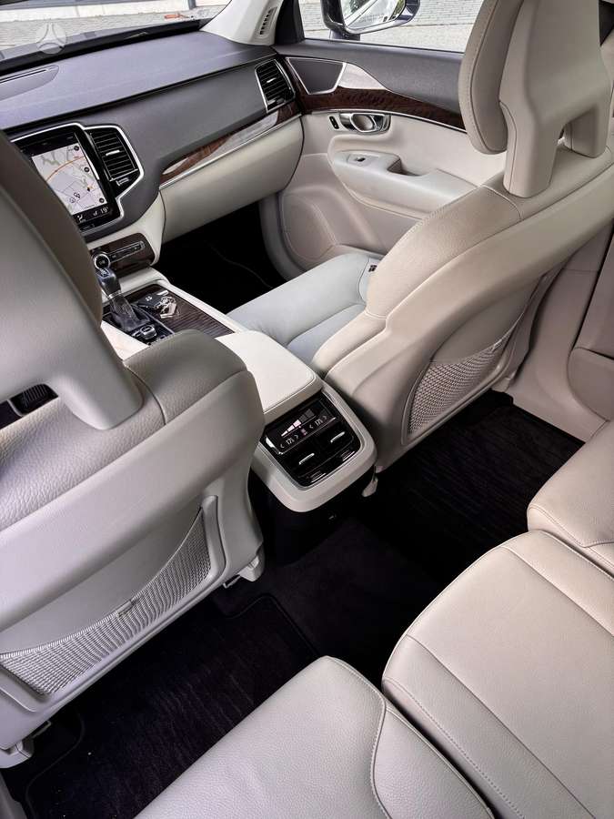 Volvo XC90, 2.0 l., off-road / crossover