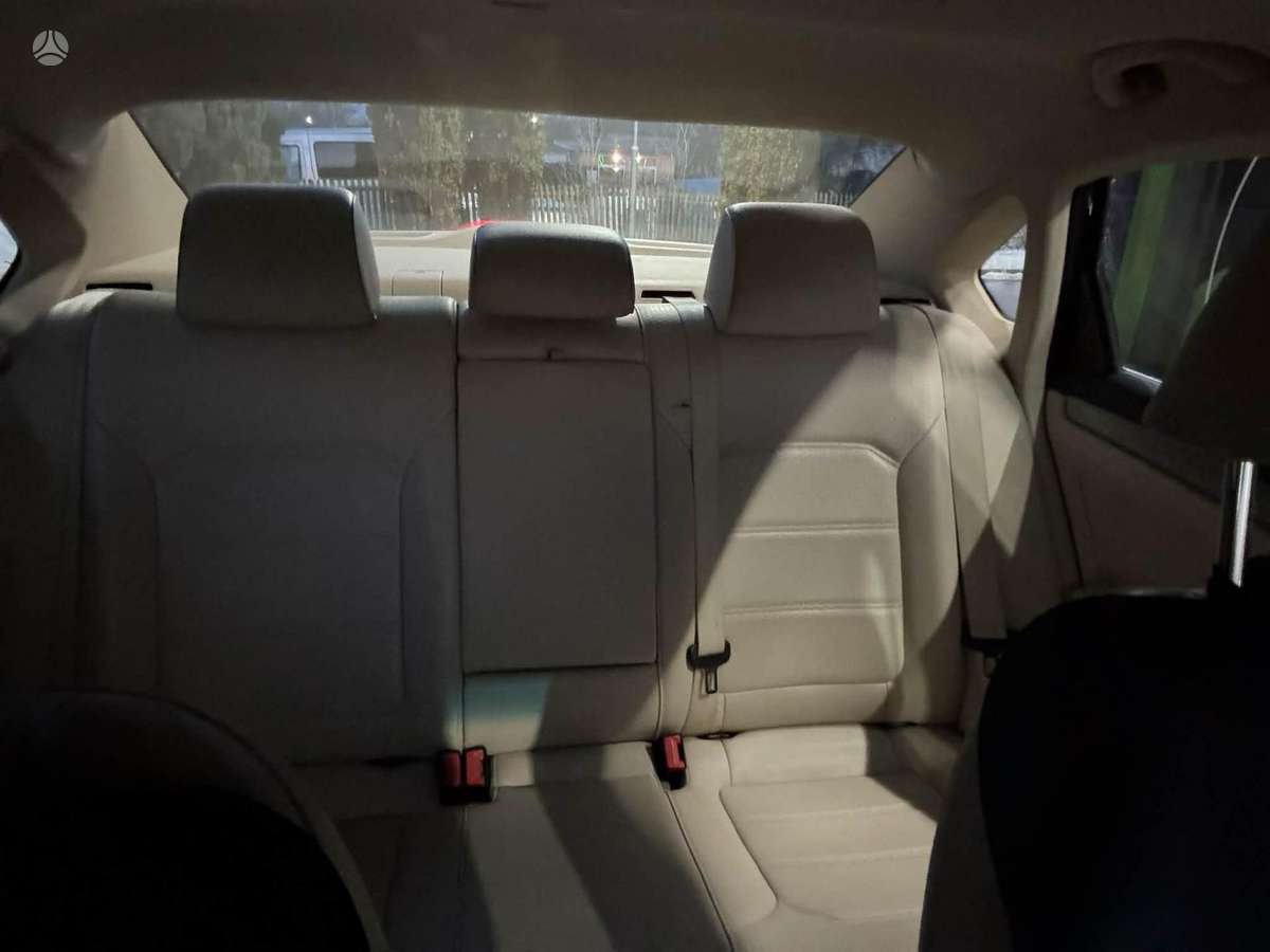 Volkswagen Passat - 1