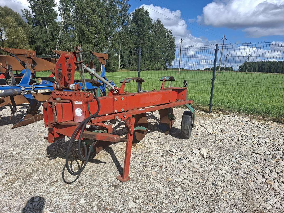Kverneland AB-85, ploughs