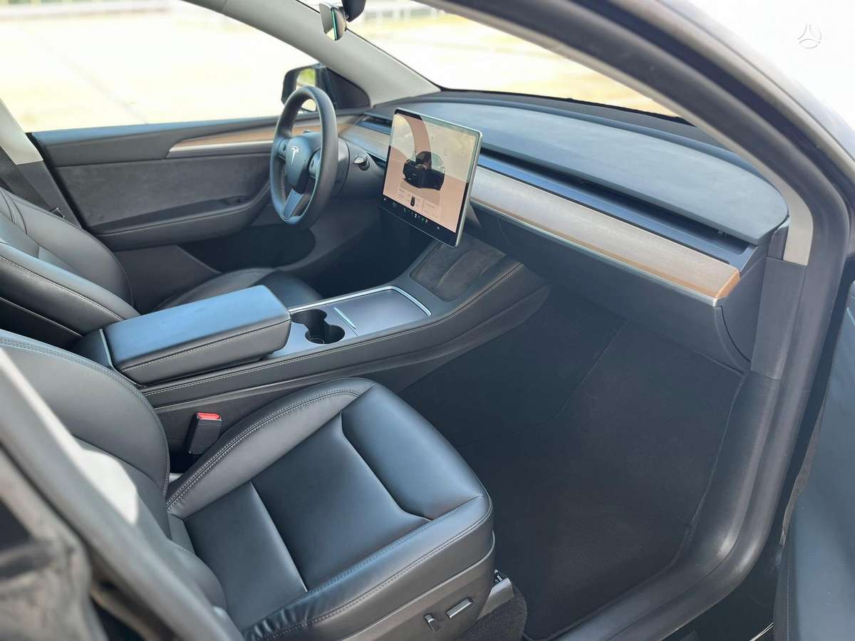 Tesla Model Y, 81 kWh, off-road / crossover