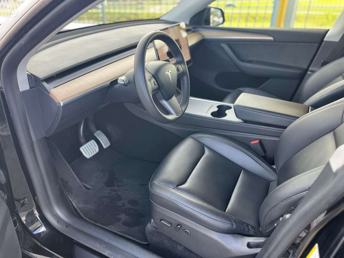 Tesla Model Y, 81 kWh, off-road / crossover