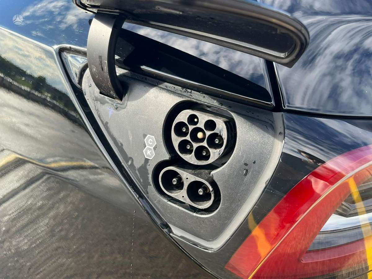 Tesla Model Y, 81 kWh, off-road / crossover
