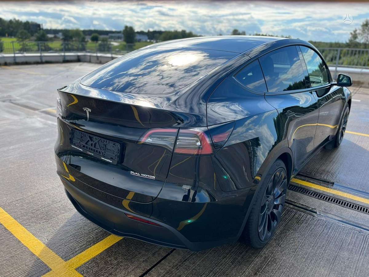 Tesla Model Y, 81 kWh, off-road / crossover