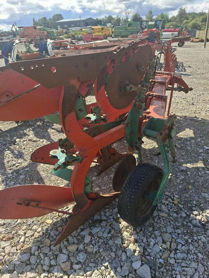Kverneland E160-8, ploughs