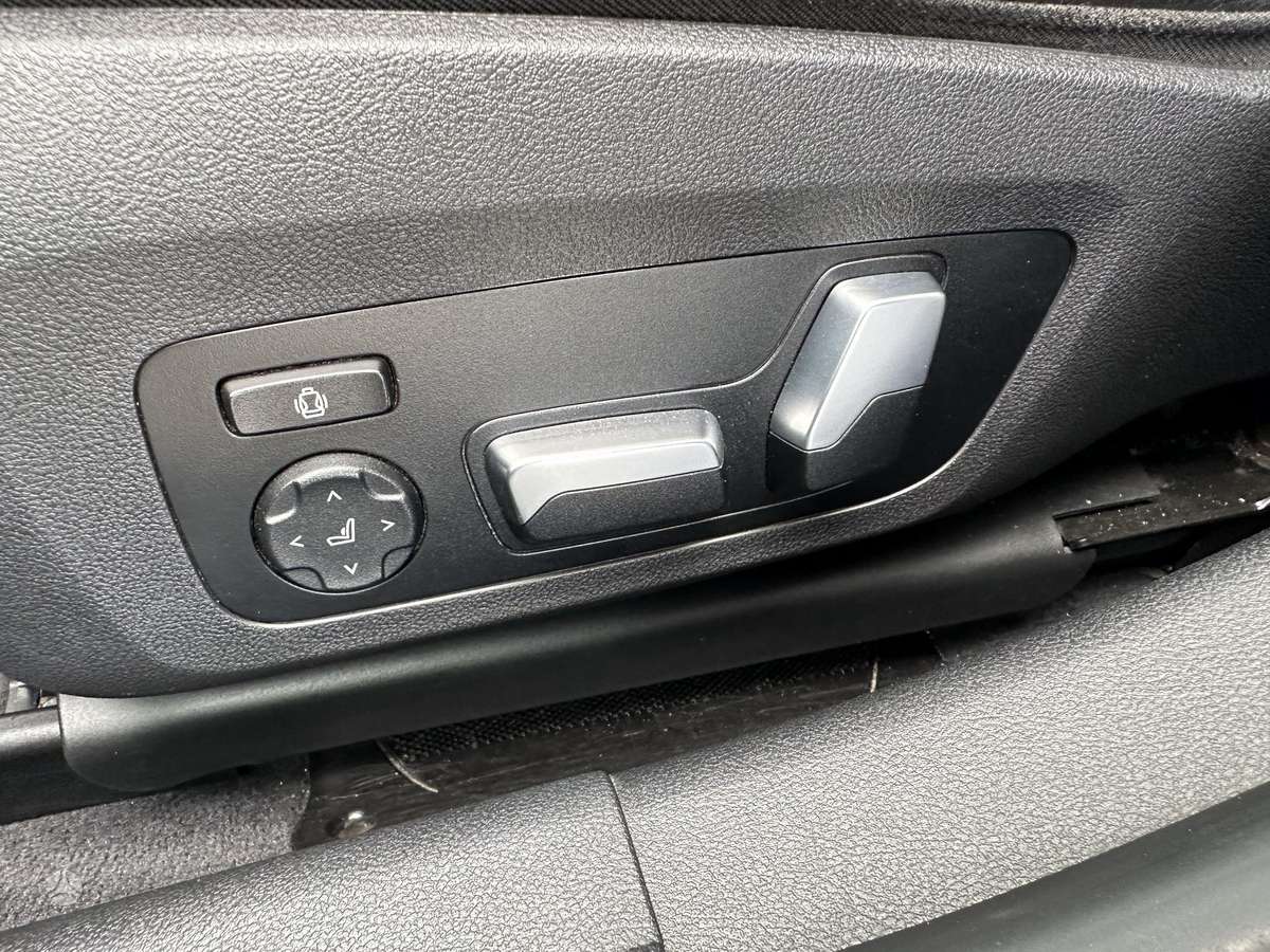 BMW 330, 2.0 l., Седан