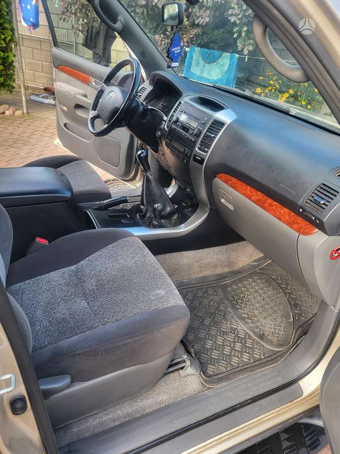 Toyota Land Cruiser - 7