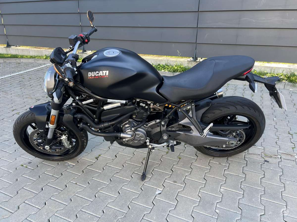 Ducati Monster 821cc, street / classic
