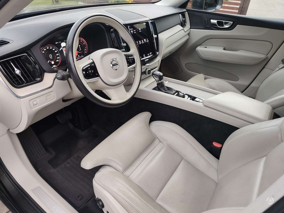 Volvo XC60, off-road / crossover