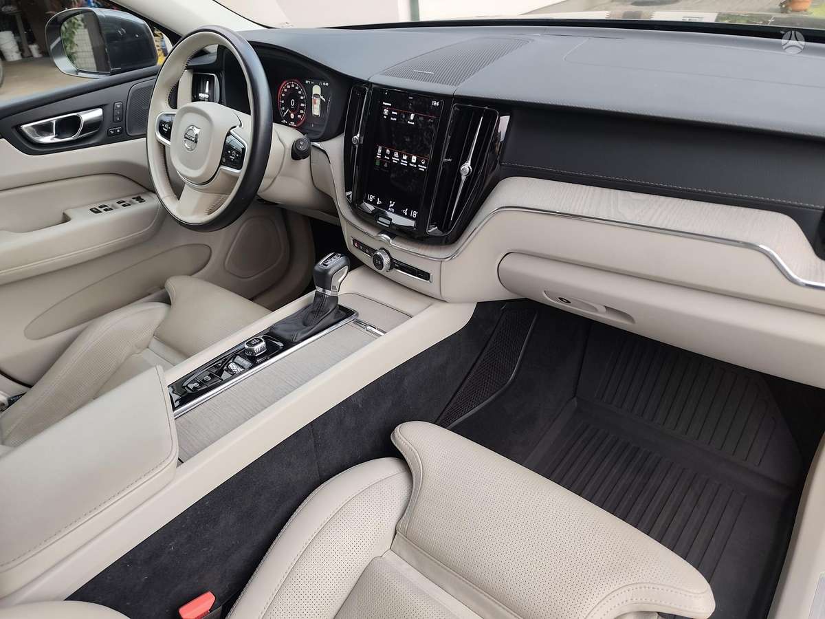 Volvo XC60, off-road / crossover