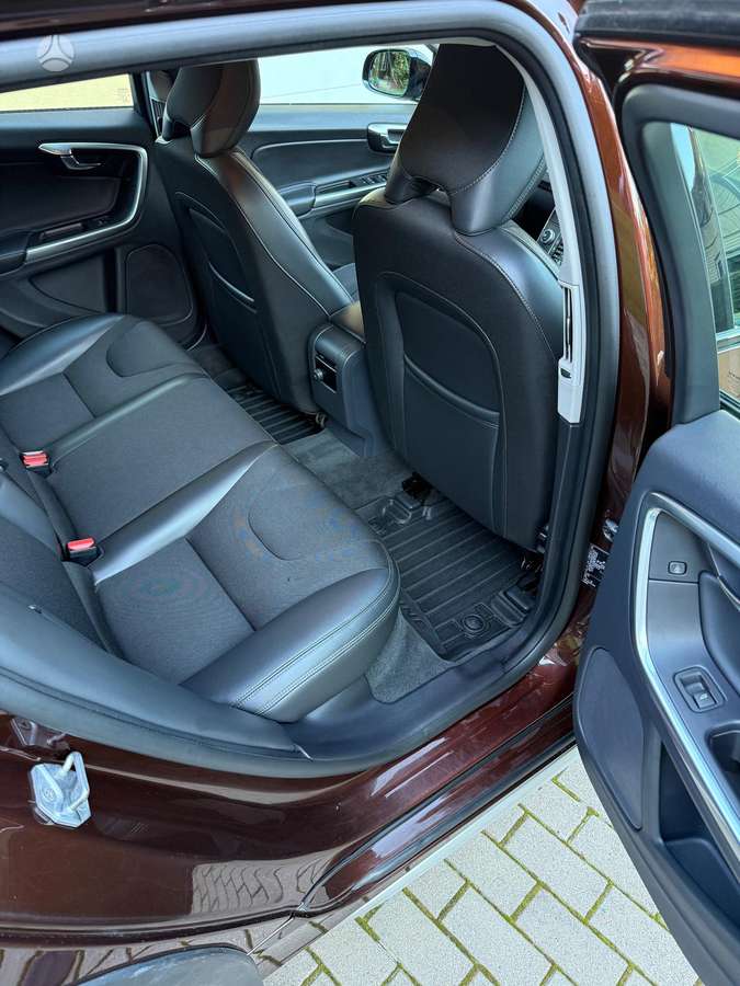 Volvo V60 Cross Country - 11