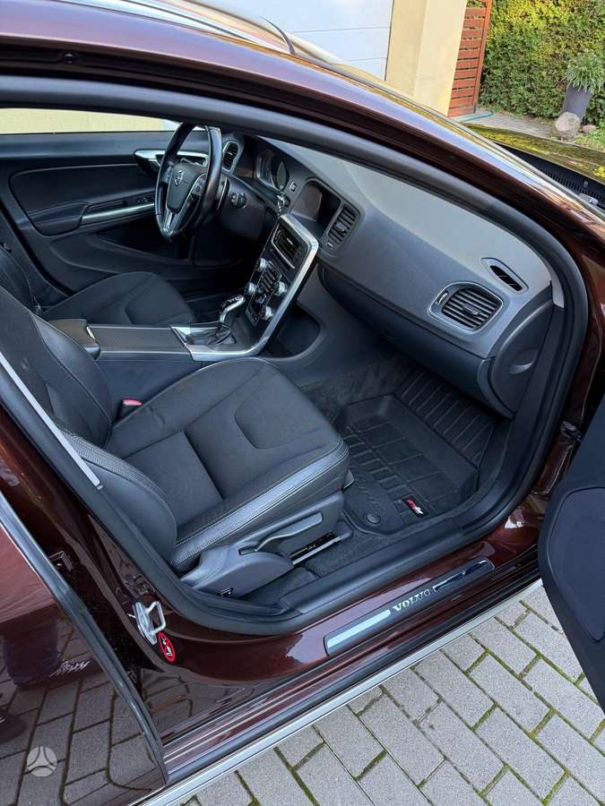 Volvo V60 Cross Country - 12