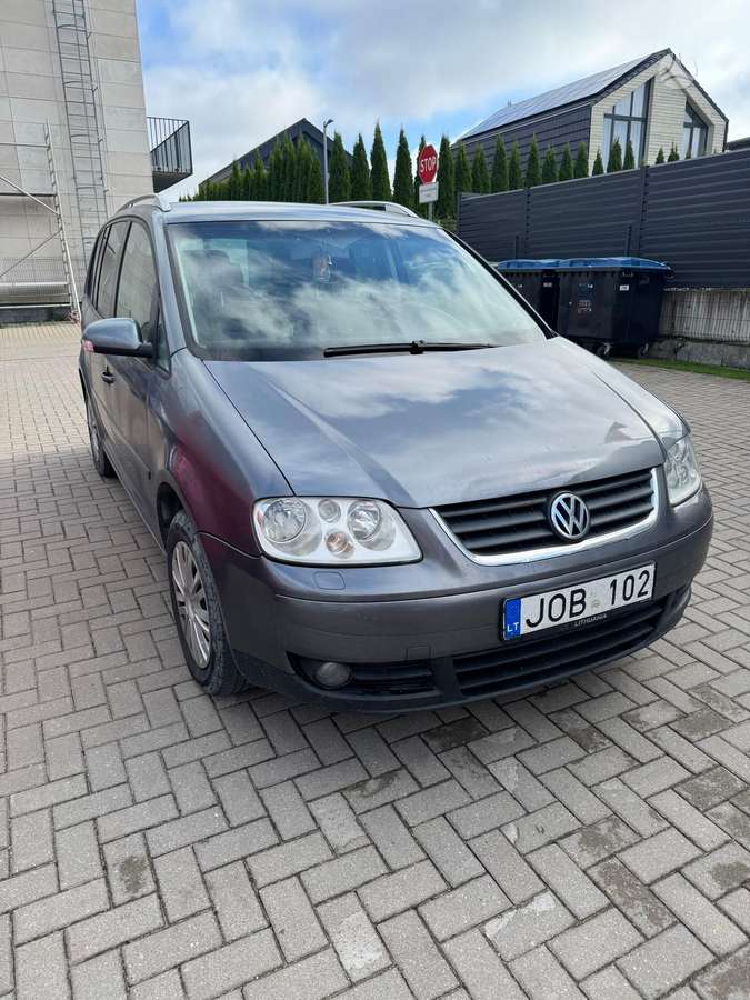 Volkswagen Touran - 1