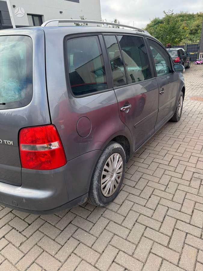Volkswagen Touran - 4