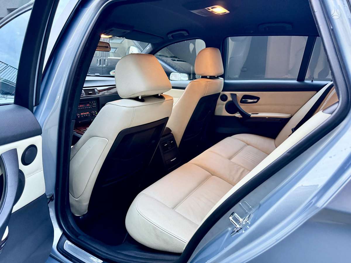 BMW 320, universalas
