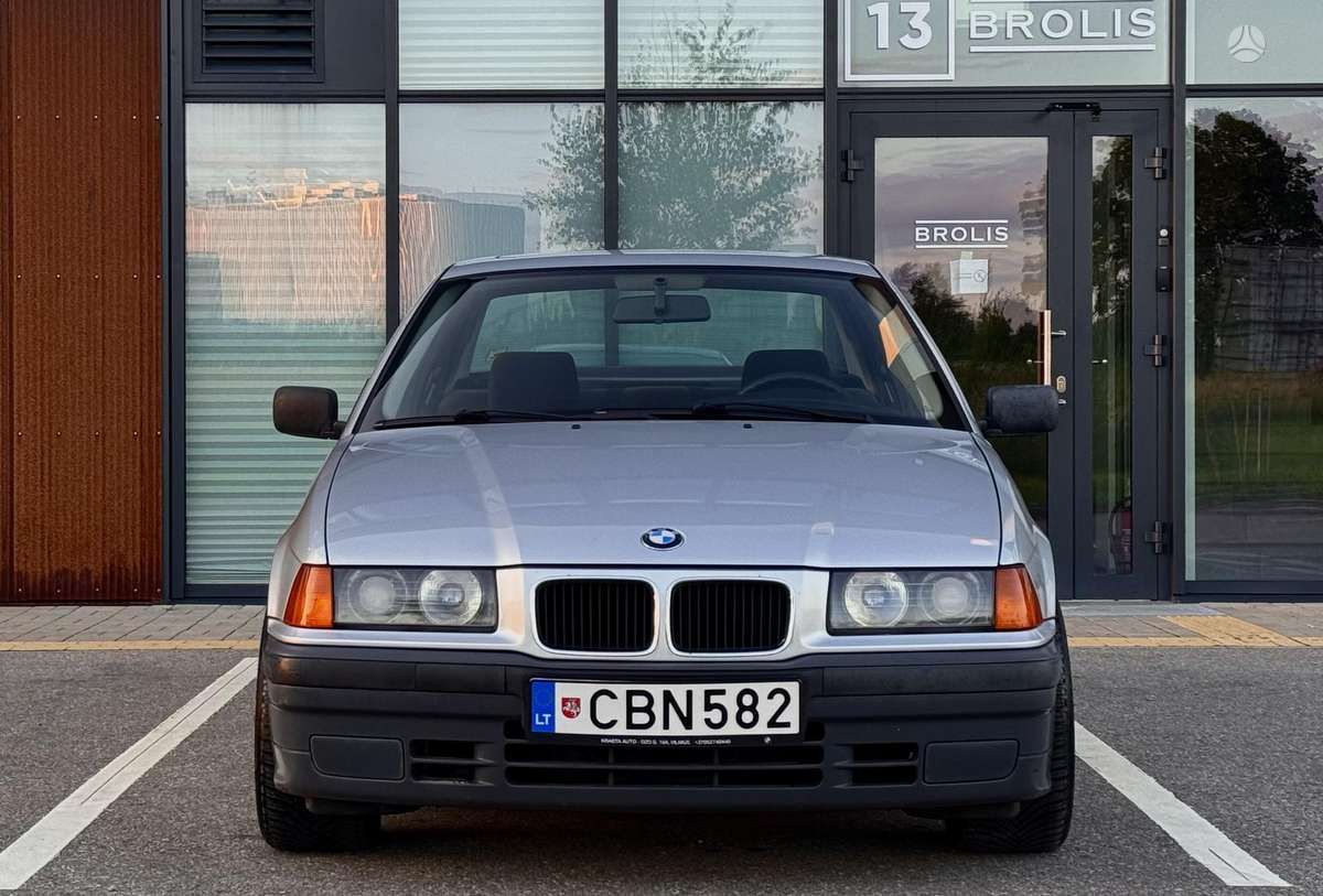 BMW 318, Седан