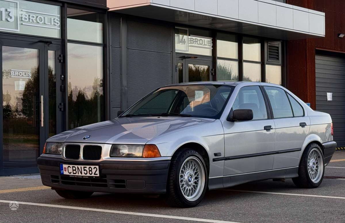 BMW 318, Седан